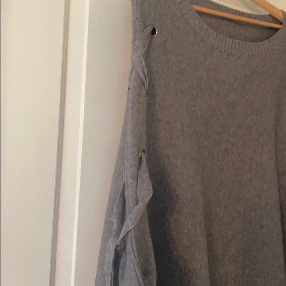 Grey cashmere/faux fur cape. - Picture 2 of 10